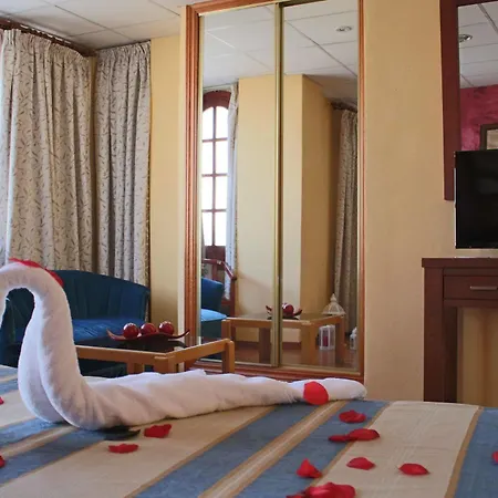 La Curva Hotel *